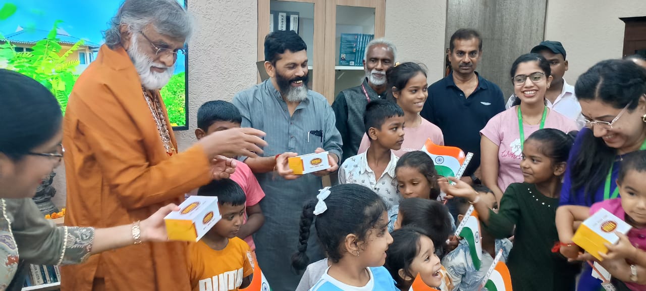 जन्माष्टमी पर एचआरडीएस इंडिया ने वंचित बच्चों संग बांटी खुशियां