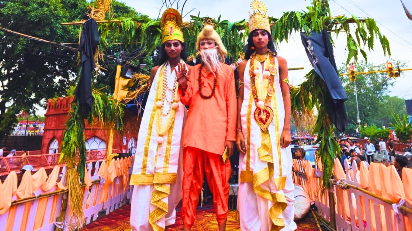 पूर्व CJI बालकृष्णन और सांसद मनोज तिवारी ने भारी बारिश के बीच लाखों श्रद्धालुओं के साथ 72वीं वाल्मीकि शोभा यात्रा में भाग लिया