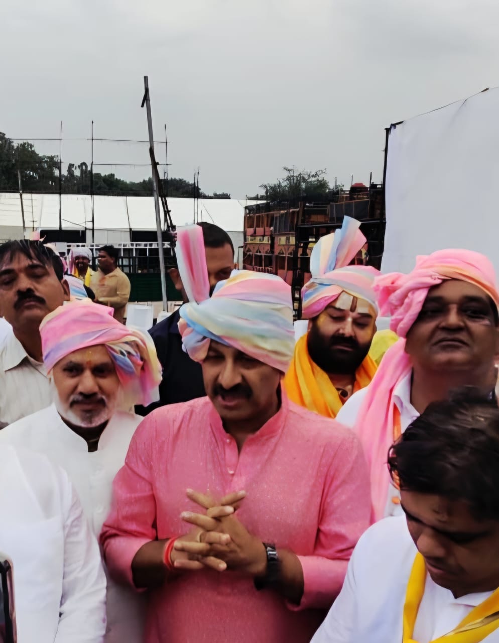 पूर्व CJI बालकृष्णन और सांसद मनोज तिवारी ने भारी बारिश के बीच लाखों श्रद्धालुओं के साथ 72वीं वाल्मीकि शोभा यात्रा में भाग लिया