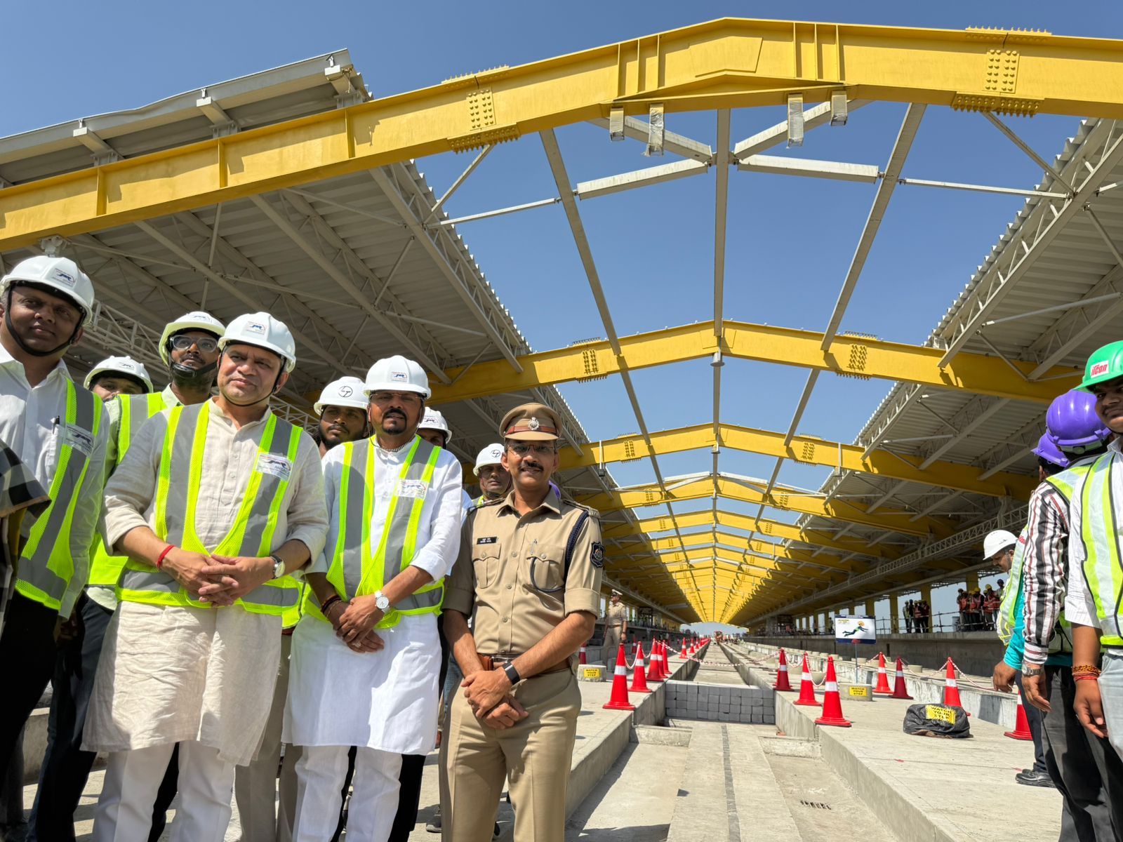 रेल मंत्री अश्विनी वैष्णव ने बिलिमोरा बुलेट ट्रेन स्टेशन का किया औचक निरीक्षण, परियोजना में प्रगति का लिया जायजा