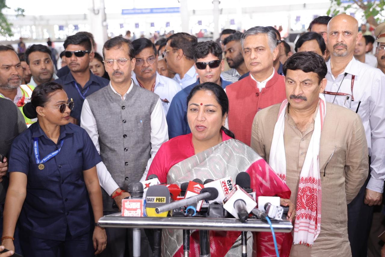 त्योहारी सीजन में यात्रियों के लिए नई दिल्ली स्टेशन पर तैयार आधुनिक सुविधा केंद्र
