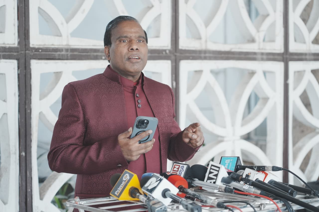 डॉ. के.ए. पॉल ने सोनिया गांधी और तेलंगाना CM पर लगाया भूमि विक्रय का गंभीर आरोप