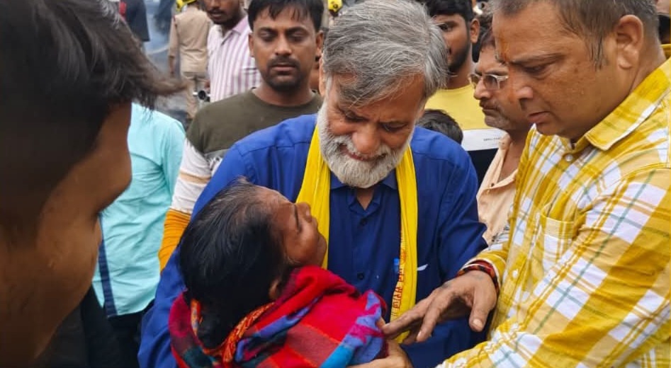 दरभंगा में सिलेंडर ब्लास्ट पीड़ितों से मिले जन सुराज प्रत्याशी राकेश मिश्रा, बोले – “यह वक्त राजनीति नहीं, मानवता का है”