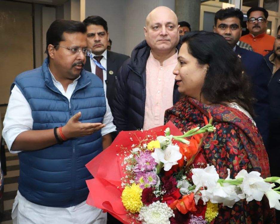 पारुल सिंह और मनोज जोशी ने भाजपा नेता नितिन नवीन को दी बधाई