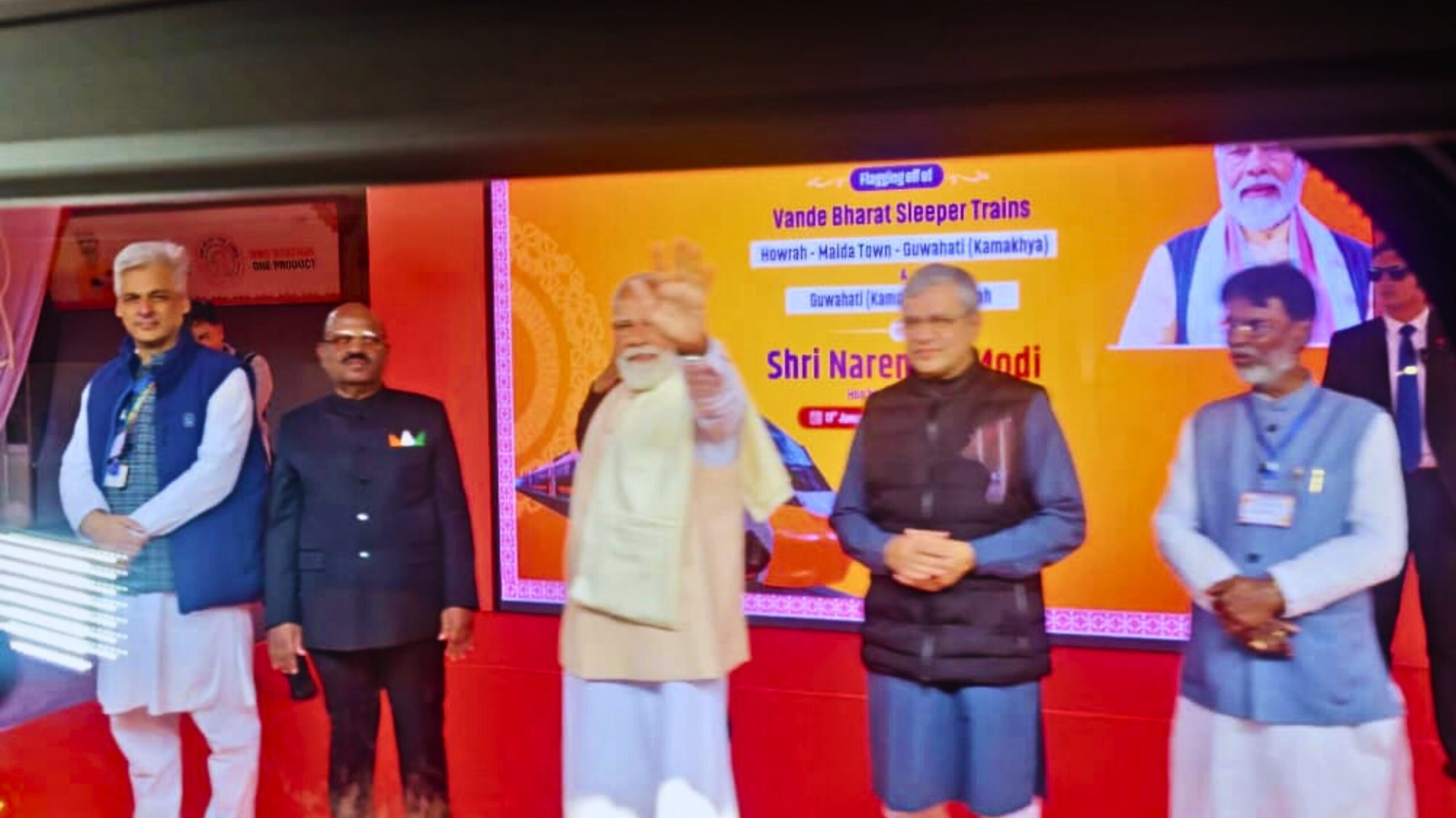 पीएम मोदी ने मालदा से भारत की पहली वंदे भारत स्लीपर ट्रेन को दिखाई हरी झंडी, पश्चिम बंगाल में ₹3,250 करोड़ से अधिक की परियोजनाओं का लोकार्पण व शिलान्यास